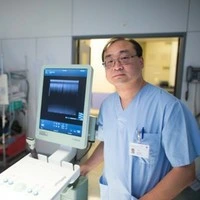Portret van Dr. Jian Gang Qu, reumatoloog in het Châtelain Orthopaedic Centre