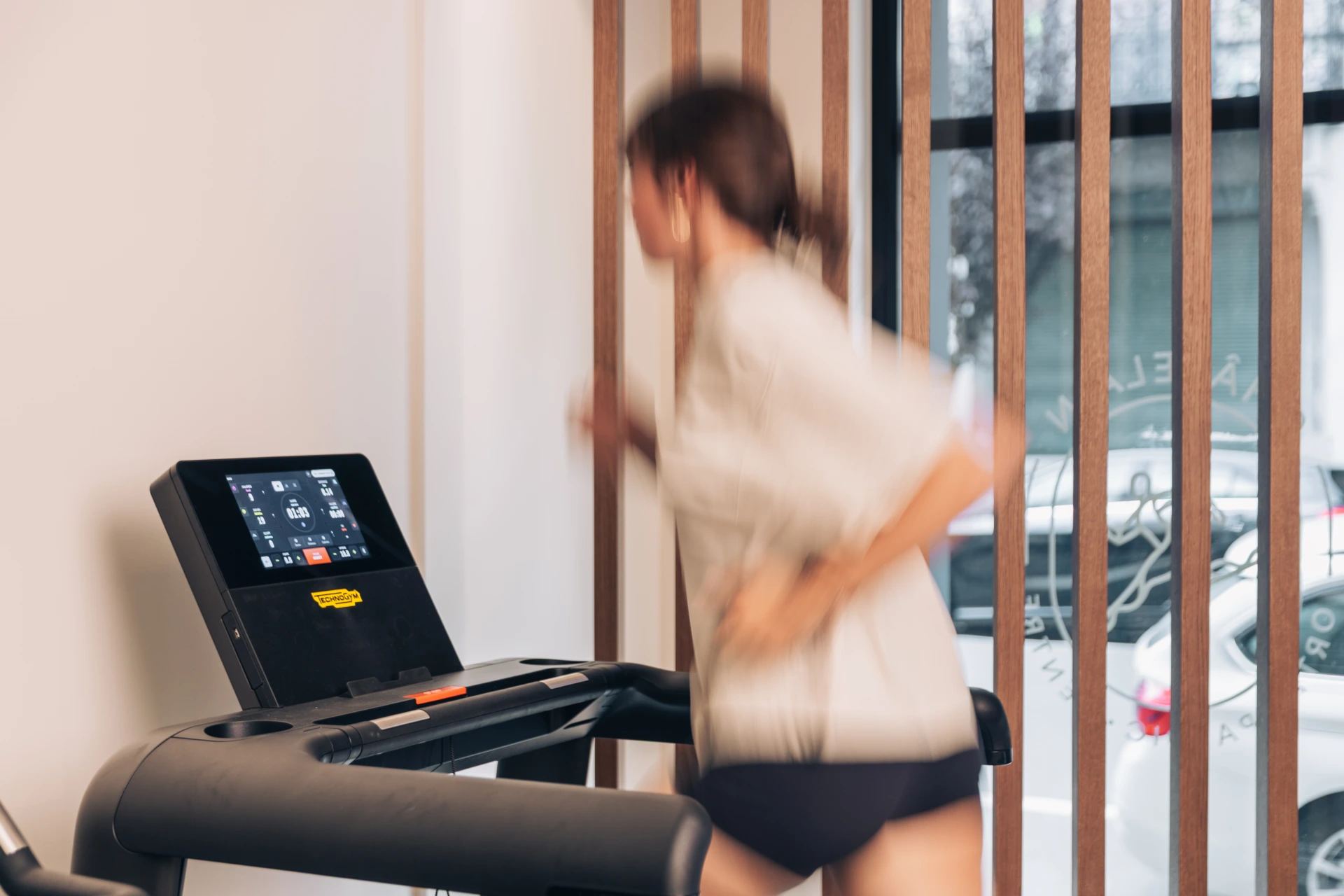 Patiënte aan het hardlopen op een loopband in de revalidatiezaal van het Châtelain Orthopaedic Centre