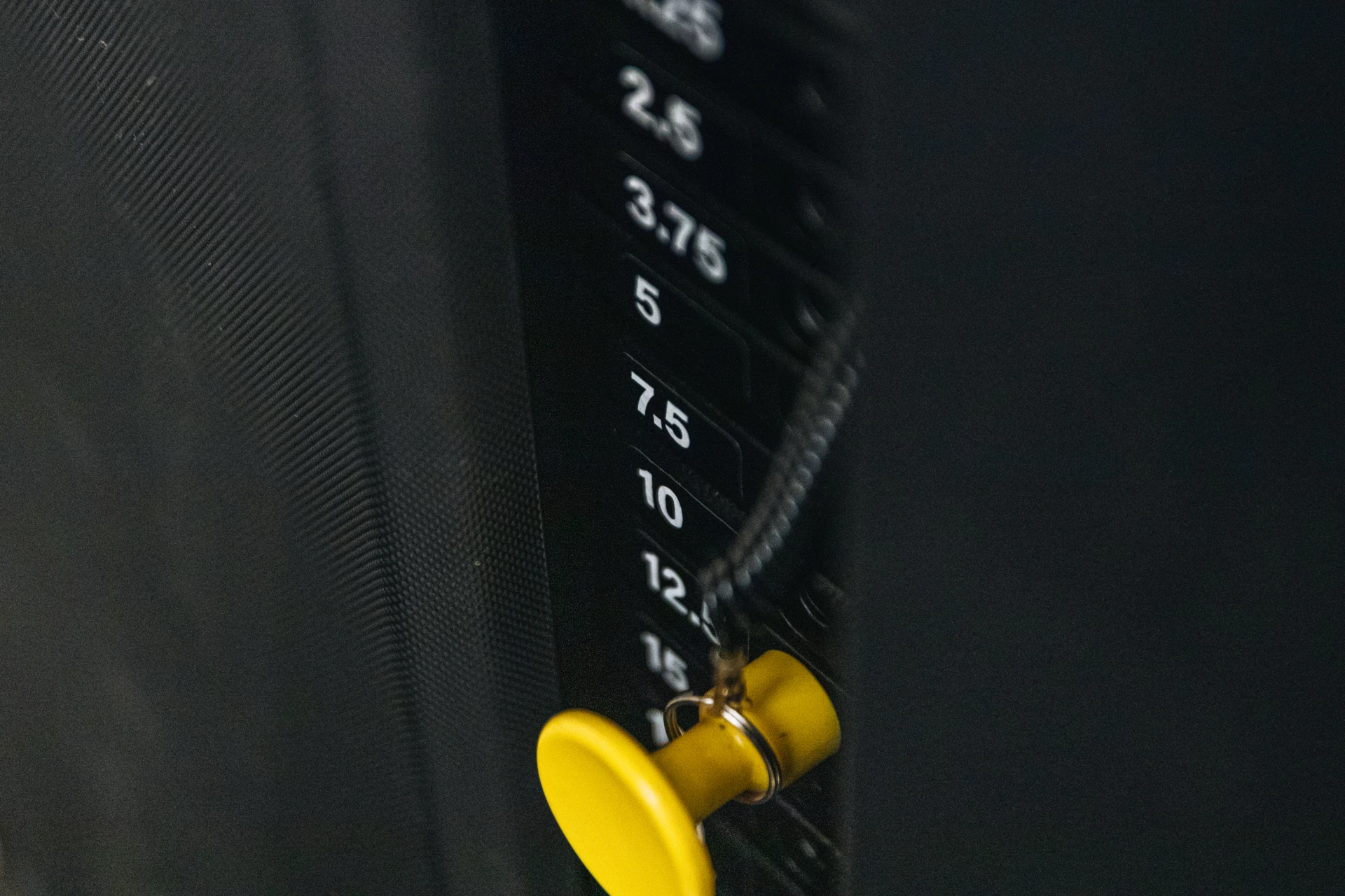 Gros plan sur le sélecteur de charge d'un appareil de musculation